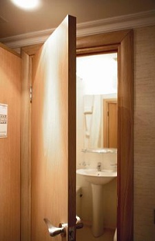 Дверь в ванную комнату