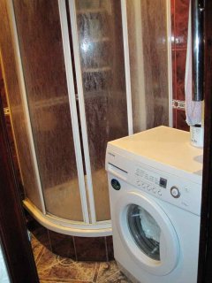 Фото установленной душевой кабины в маленькой ванной комнате