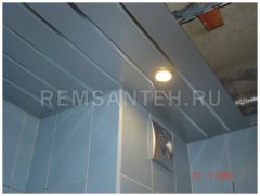 Монтаж подвесного реечного потолка начинаю с крепления на намеченном горизонтальном уровне пристенного уголка отверстие под светильник вырезаю с учётом внутреннего диаметра ~ 70мм.