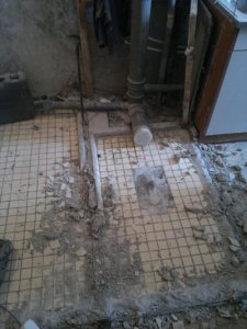 слом заливного плинтуса